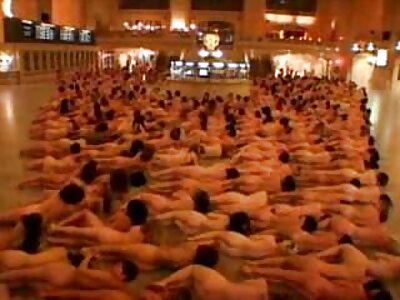 سفید جرابوں میں جوان خوبصورتی لنڈ چوسنا اور چودنا پسند کرتی ہے۔