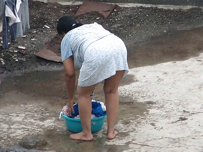 جرابوں میں ایک خوبصورت ٹیچر ایک نوجوان طالب علم کو چودتی ہے۔