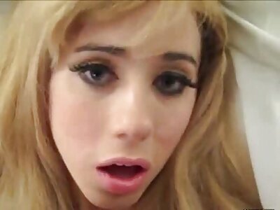 ایک خوبصورت سنہرے بالوں والی ایک تنگ بلی میں کچھ ڈک کے ساتھ fucks.
