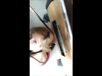 ایک نوجوان slut ایک بالغ مرغ اور ایک بوڑھے آدمی کے ساتھ جنسی تعلقات چاہتا تھا.