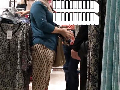 سیاہ جرابیں میں خوبصورت عورت ایک سیاہ فام آدمی کو ایک blowjob دیتا ہے اور fucks.